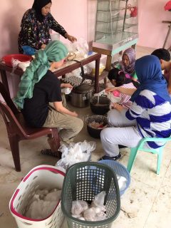 Family and friends of Amer Riga, a resident of Baloi, Lanao del Norte, pack foods for Marawi City evacuees who fled the ongoing fighting in their city. (Photo courtesy Amer Riga's facebook post)