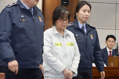 Choi Soon-Sil (C), the jailed confidante of disgraced South Korean President Park Geun-Hye, appears on the first day of her trial at the Seoul Central District Court in Seoul on January 5, 2017. Choi, the woman at the centre of a corruption scandal that triggered the biggest political crisis for a generation in South Korea, appeared in court on January 5 on fraud charges. / AFP PHOTO / POOL / Chung Sung-Jun