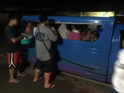 Even at night the group of volunteers from Amer Riga's group distribute free food for Marawi City residents caught up in traffic en route to Iligan City. (Photo courtesy facebook page of Amer Riga)
