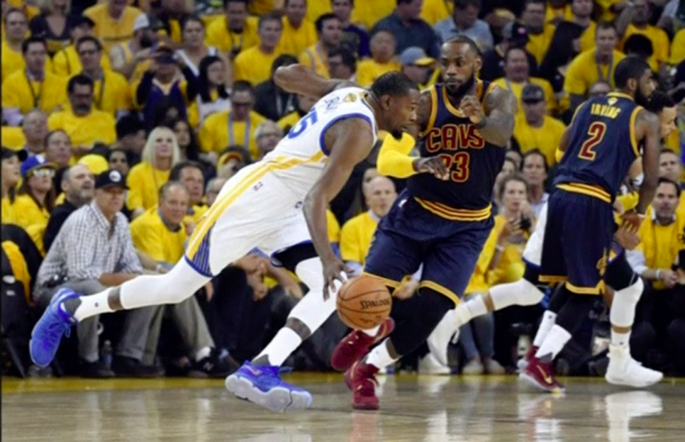 Kevin Durant scored a game-high 38 points and Stephen Curry hit six three-pointers as the Golden State Warriors cruised to a lopsided 113-91 win Thursday (June 1) night in the first game of the NBA Finals. Photo grabbed from Reuters video file.