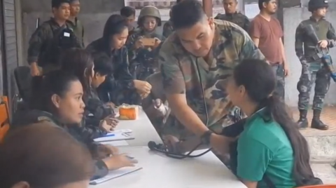 Military doctors doing a check-up of the rescued civilians on Sunday, June 25, during an eight-hour humanitarian pause in the fighting in Marawi City. (Photo grabbed from Reuters video)